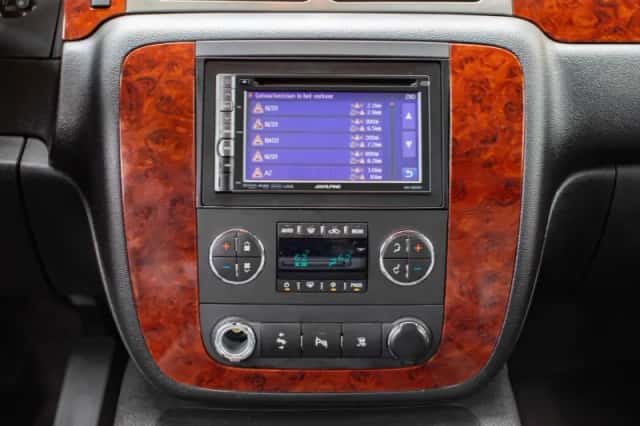 Chevrolet Tahoe (2010) thumbnail 24