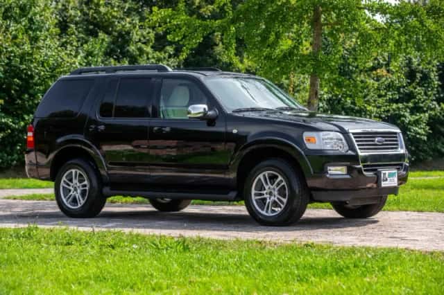 Ford Explorer (2009) thumbnail 2