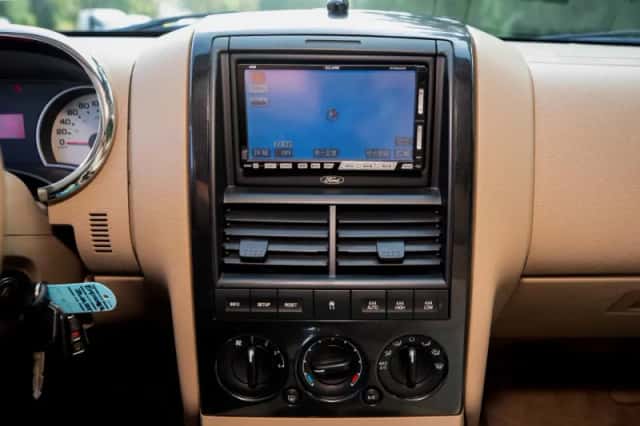 Ford Explorer (2009) thumbnail 23
