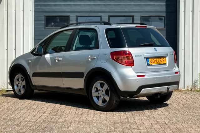 Suzuki SX4 (2010) thumbnail 2