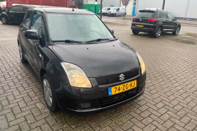 Suzuki Swift (2008) thumbnail 5