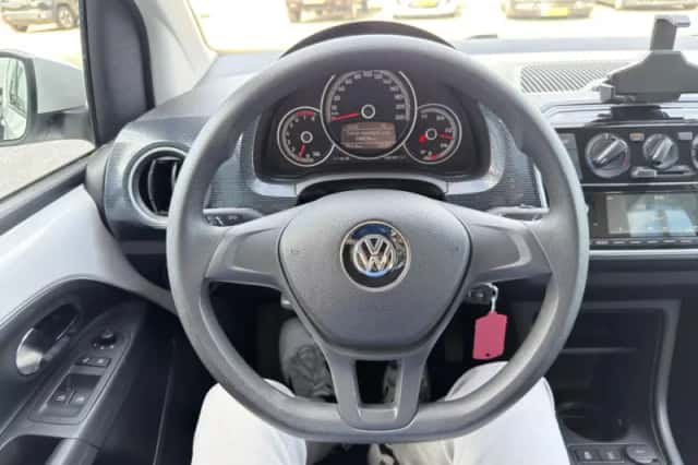 Volkswagen Up! (2017) thumbnail 4