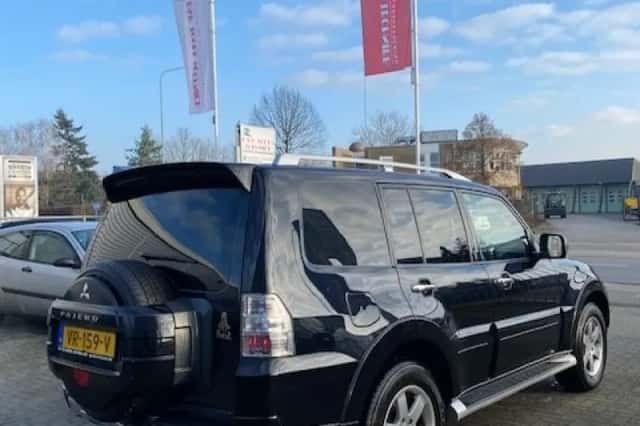 Mitsubishi Pajero (2010) thumbnail 3