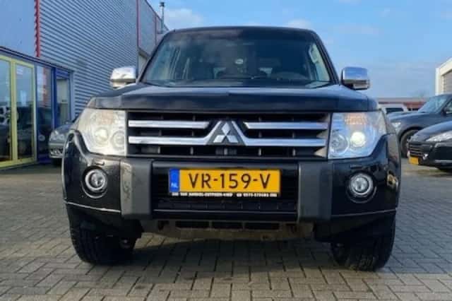 Mitsubishi Pajero (2010) thumbnail 4