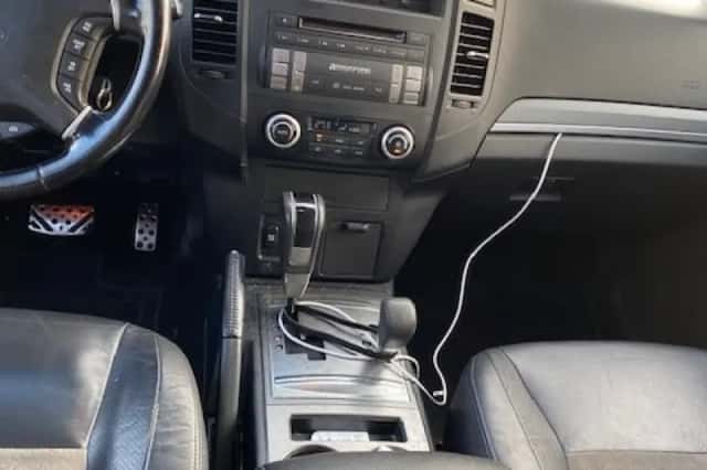 Mitsubishi Pajero (2010) thumbnail 6