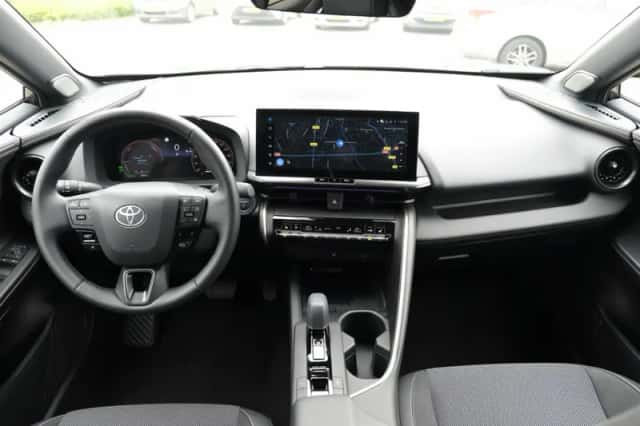 Toyota C-HR (2025) thumbnail 4