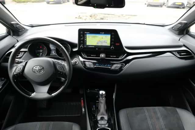 Toyota C-HR (2021) thumbnail 4