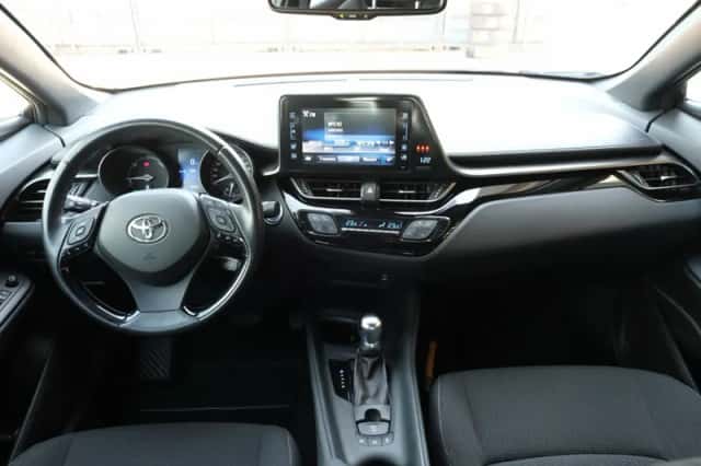 Toyota C-HR (2019) thumbnail 4