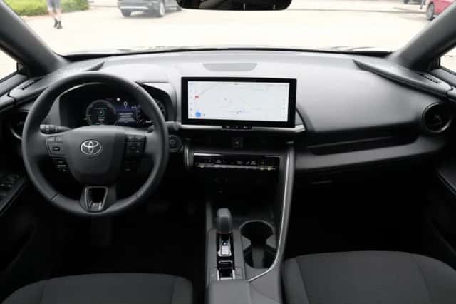 Toyota C-HR (2024) thumbnail 4