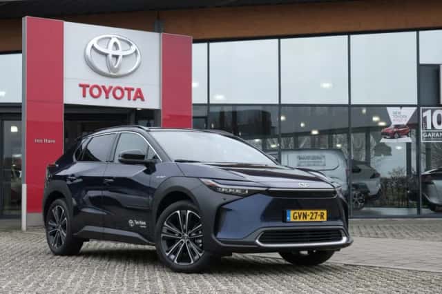 Toyota bZ4X (2024) thumbnail 2