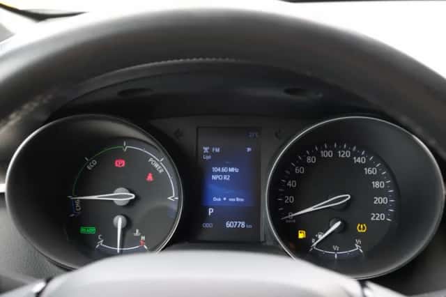 Toyota C-HR (2019) thumbnail 3