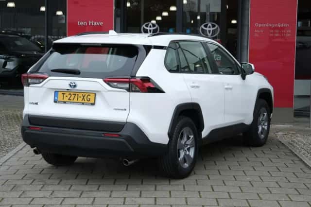 Toyota RAV4 (2023) thumbnail 5