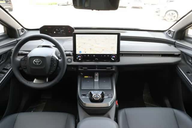 Toyota bZ4X (2026) thumbnail 4