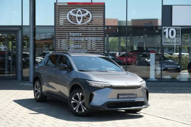 Toyota bZ4X (2024) thumbnail 2