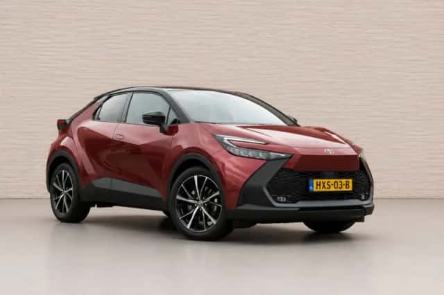 Toyota C-HR (2025) thumbnail 1