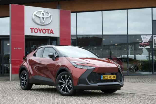 Toyota C-HR (2025) thumbnail 2
