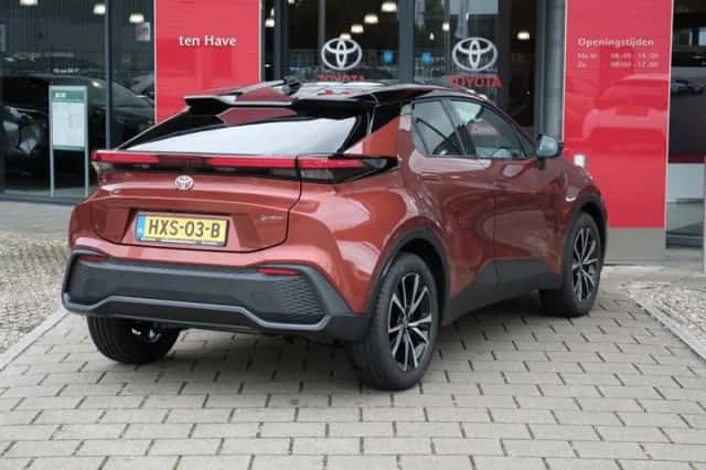 Toyota C-HR (2025) thumbnail 5