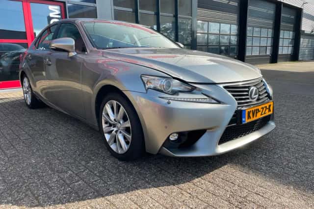 Lexus IS (2016) thumbnail 3