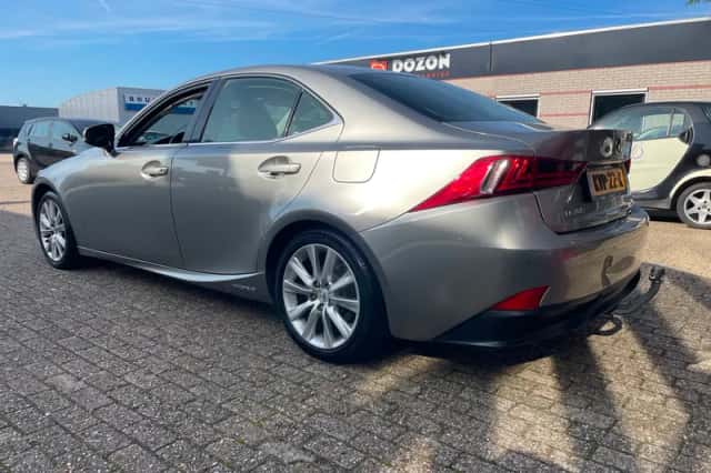 Lexus IS (2016) thumbnail 5