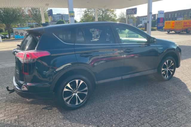 Toyota RAV4 (2017) thumbnail 3