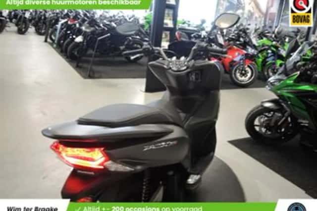 Honda PCX 150 (2015) thumbnail 3