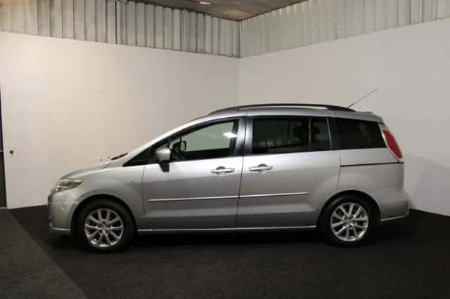 Mazda 5 (2009) thumbnail 4