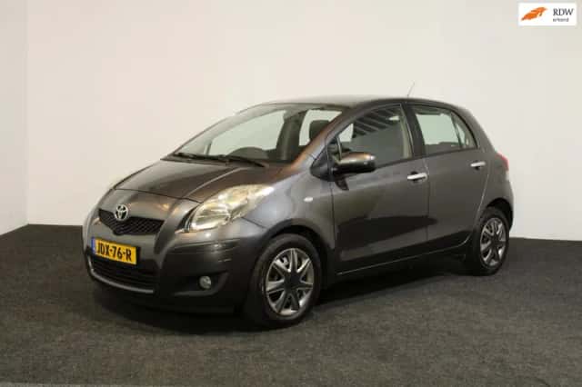 Toyota Yaris (2011) thumbnail 2