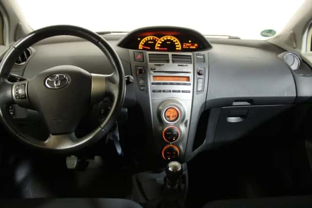Toyota Yaris (2011) thumbnail 3
