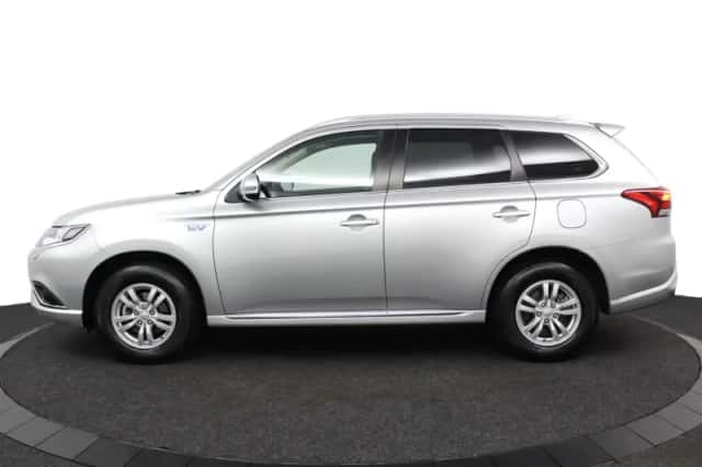 Mitsubishi Outlander (2021) thumbnail 2