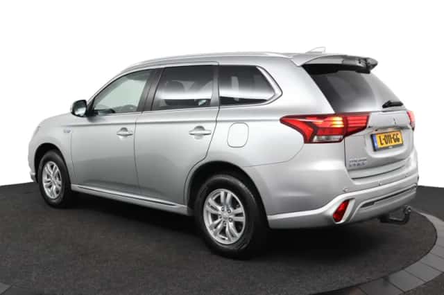 Mitsubishi Outlander (2021) thumbnail 3