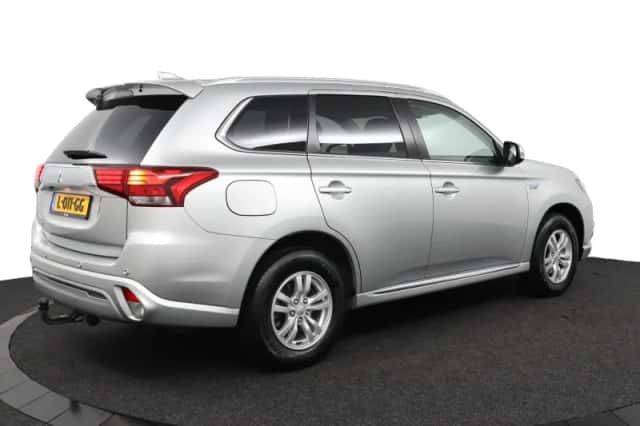 Mitsubishi Outlander (2021) thumbnail 5