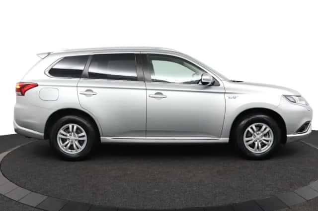 Mitsubishi Outlander (2021) thumbnail 6