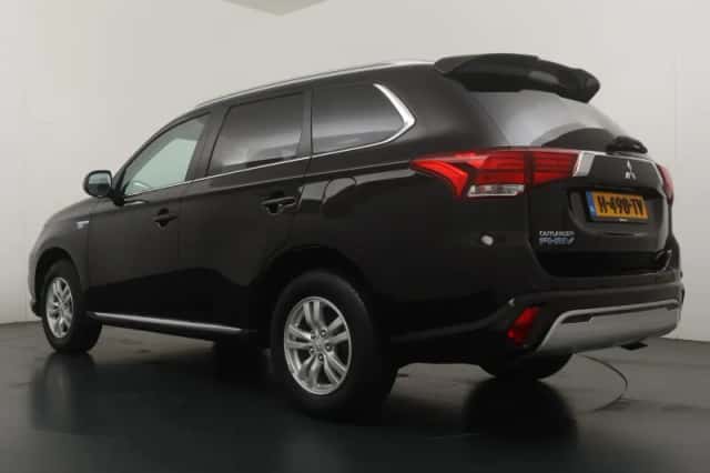 Mitsubishi Outlander (2020) thumbnail 3