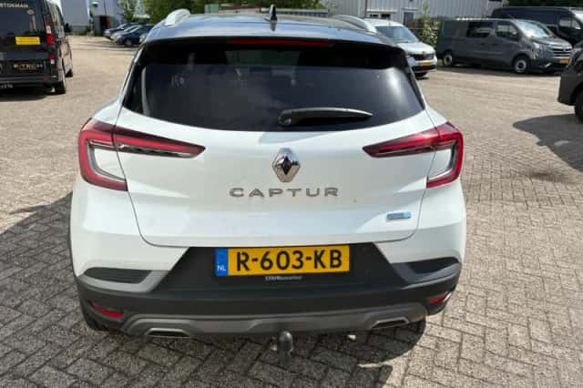 Renault Captur (2021) thumbnail 4