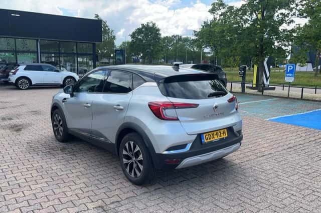 Renault Captur (2023) thumbnail 3