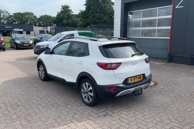 Kia Stonic (2023) thumbnail 3