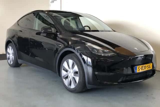 Tesla Model Y (2023) thumbnail 2