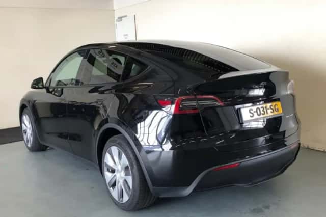 Tesla Model Y (2023) thumbnail 3