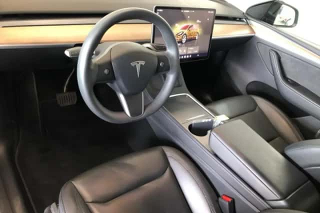 Tesla Model Y (2023) thumbnail 4