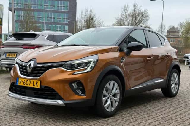 Renault Captur (2022) thumbnail 2
