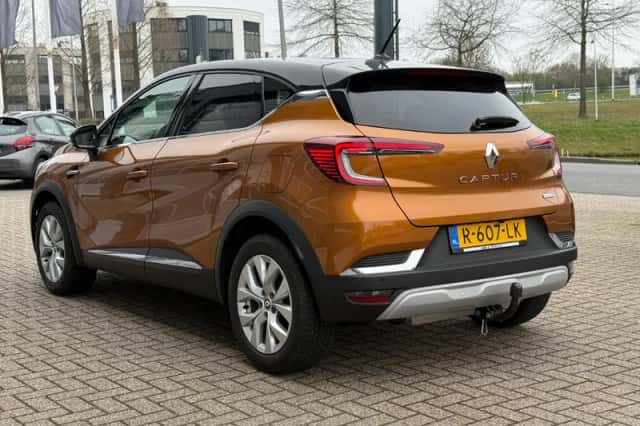 Renault Captur (2022) thumbnail 3