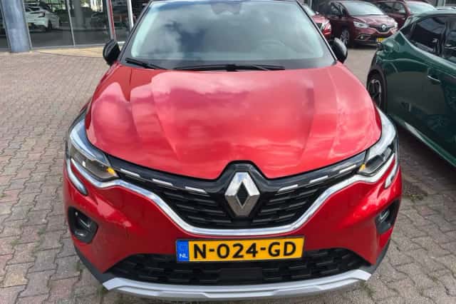 Renault Captur (2021) thumbnail 2