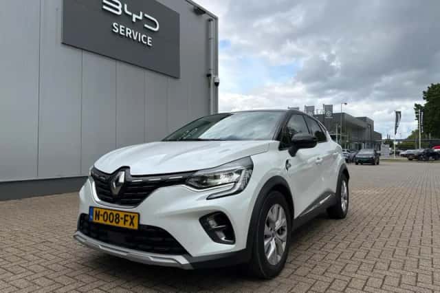 Renault Captur (2021) thumbnail 2