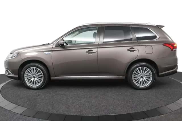 Mitsubishi Outlander (2020) thumbnail 2