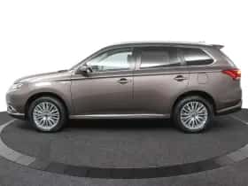 Mitsubishi Outlander (2020) thumbnail 2