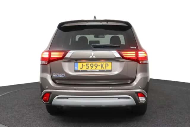 Mitsubishi Outlander (2020) thumbnail 4