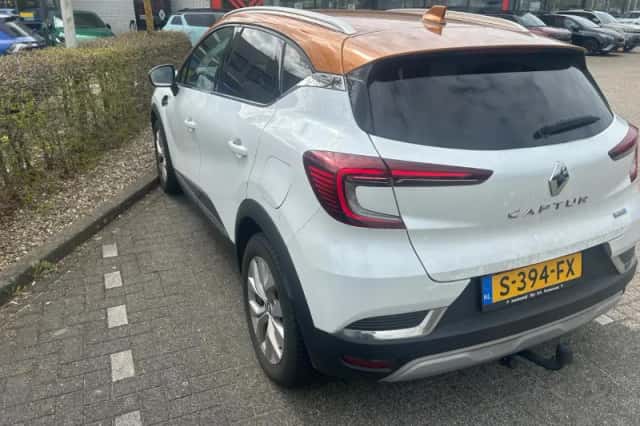Renault Captur (2021) thumbnail 3