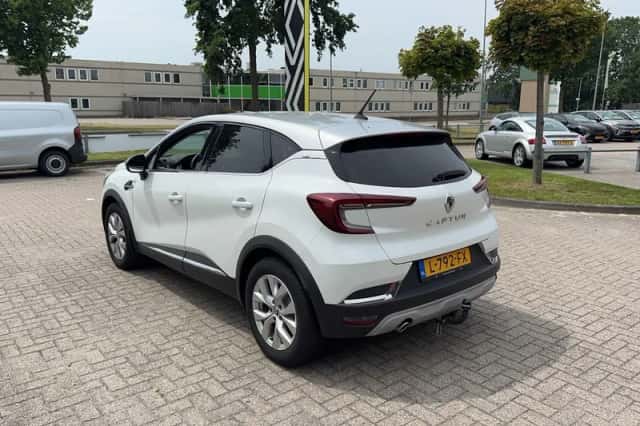 Renault Captur (2021) thumbnail 3