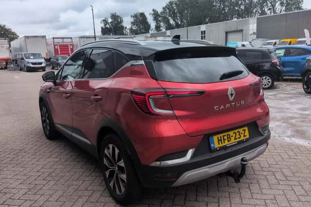Renault Captur (2023) thumbnail 3