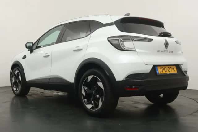 Renault Captur (2024) thumbnail 3